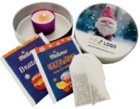 Blechdose mit Wintertee und Kerzenlicht 